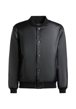 Chaqueta bomber negra con cierre frontal de botones a presión, cuello, puños y dobladillo acanalados, hecha de un material liso y brillante.