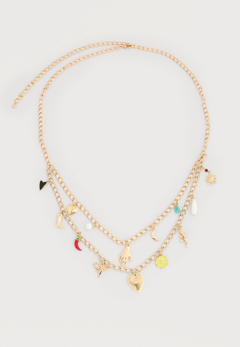 Κολιέ διπλής αλυσίδας σε χρυσό τόνο με ποικίλα μοτίβα, όπως καρδιές, χέρι, πιπεριά τσίλι, φεγγάρι, λουλούδι, φύλλο, φιόγκος, φέτα λεμονιού και μαργαριταρένιες πινελιές.