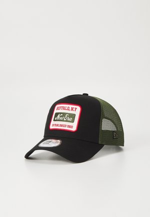 Casquette de baseball en mesh noir et vert olive avec un patch Buffalo, N.Y. New Era et une visière courbée sur un fond clair uni.