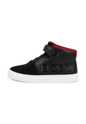 Baskets montantes noires en cuir et daim. Avec des accents rouges, un branding texturé sur le côté et une semelle en caoutchouc blanche.