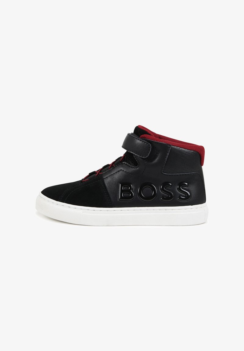 Baskets montantes noires en cuir et daim. Avec des accents rouges, un branding texturé sur le côté et une semelle en caoutchouc blanche.