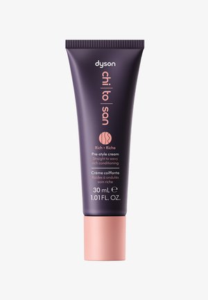 Tubo di crema pre-styling Dyson Chi To San Rich con corpo viola e tappo rosa, 30 ml, per il condizionamento di capelli da lisci a ondulati.