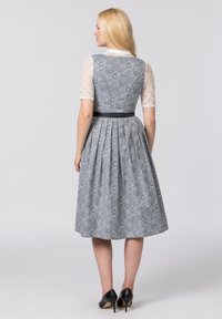 Blaues Kleid mit floralem Muster, enganliegendem Oberteil, vollem, plissiertem Rock und schwarzem Taillengürtel. Spitzenärmel und Texturdetails im Stoff.