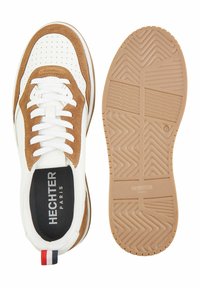 Weiße und braune Sneakers mit einem durchbrochenen Design, ausgestattet mit einer strukturierten Sohle und einem Logo auf der Innensohle. Enthält eine mehrfarbige Fersenschlaufe.