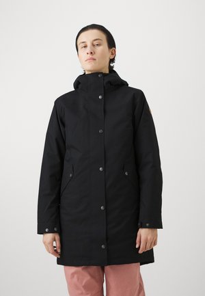 Zwarte waterdichte jas met een capuchon, drukknoopsluiting en zijzakken. Heeft een gladde textuur en een licht getailleerd ontwerp.