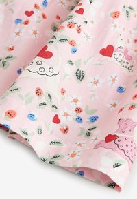 Roze stof met bloemen- en aardbeienpatronen, versierd met witte en roze honden die jurken dragen en rode harten in hun monden houden.