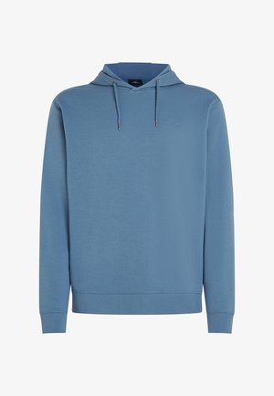 Mėlynas medvilninis džemperis su kepure pavilkimu, priekinė kengūros kišenė, banguoti rankogaliai ir apykaklė; turi mažą logotipą ant krūtinės.