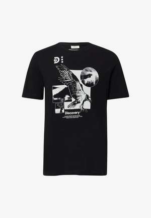 Zwarte korte mouw T-shirt met een grafische print van een adelaar, boslandschappen en het woord "Discovery" in het wit. Zachte stoftextuur.