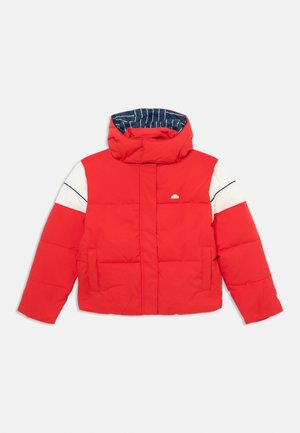 Rød boblejakke med hvite skulderpaneler, to framlommer, høy krage og stripete marineblå innvendig hettefôr.