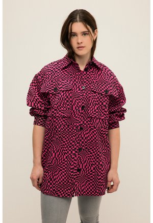 Camisetta a scacchi rosa e nera con un motivo a vortice, design con bottoni sul davanti, tasche sul petto e maniche a vestibilità rilassata.