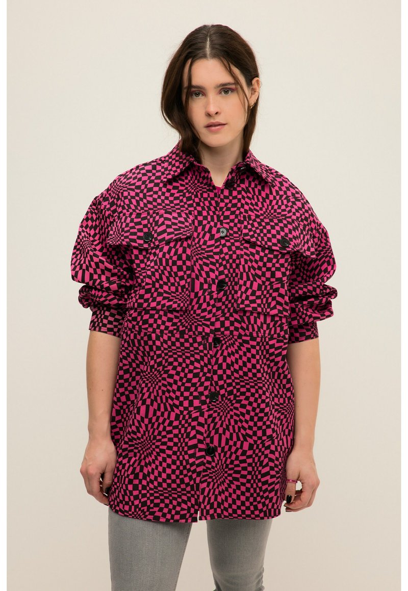 Camisa a cuadros en rosa y negro con un patrón en espiral, diseño de botones en la parte delantera, bolsillos en el pecho y mangas de corte relajado.
