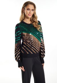 Pulover negru cu dungi diagonale din paiete verzi �și cupru. Textură moale din tricot, poale și manșete cu nervuri. Mâneci lungi cu un croi relaxat.