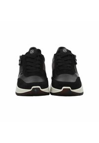 Schwarze Sportsneaker bestehen aus einer Mischung aus Leder und Wildleder, haben eine klobige weiße Sohle, strukturierte Akzente und schwarze Schnürsenkel mit einem seitlichen Reißverschluss.