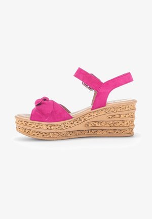 Sandale compensée en suede rose avec un détail noué à l'avant, une bride de cheville ajustable et une semelle en liège texturé.