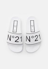 Vita barnsandaler i vitt med tryck i svart fet stil som säger "N°21" över den övre bandet. Tillverkade av syntetmaterial, med en strukturerad sula.