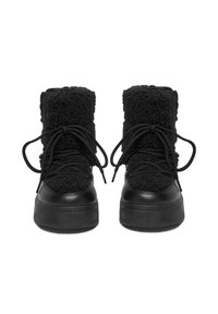 Bocanci negri cu un superior moale și texturat din material sintetic, bot rotund și talpă plată din cauciuc. Sireturi pentru ajustarea fitului.