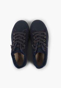 Scarpe di tela blu navy con lacci grigi, fodera in finta pelliccia, punta tonda e occhielli in metallo. Interno morbido e testurizzato per il comfort.