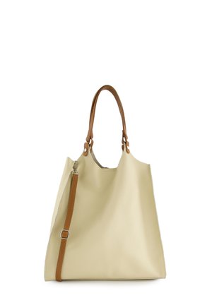 Beige leren draagtas met twee bruine handvatten en één verstelbare schouderriem met metalen gesp en sluitingen.