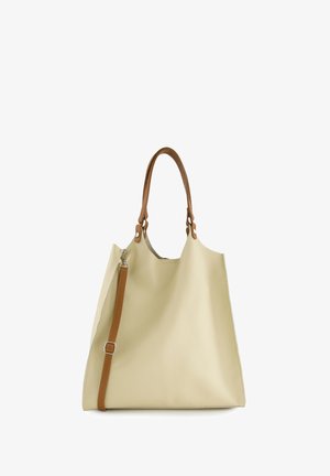 Beige leren draagtas met twee bruine handvatten en één verstelbare schouderriem met metalen gesp en sluitingen.