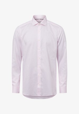 Helles rosa Langarmshirt mit weißen vertikalen Streifen, klassischem Kragen und vorderer Knopfleiste mit weißen Knöpfen. Glatte Stofftextur.