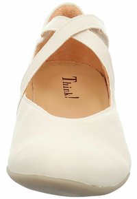 Ballerine en cuir blanc avec des brides croisées, bout rond et doublure intérieure douce. Logo du fabricant visible à l'intérieur. Texture lisse.