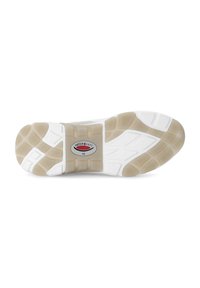 Witte atletische schoen met een buitenzool van textuur rubber grip, met een lichtbeige tussenzool en een rood logo label in het midden.