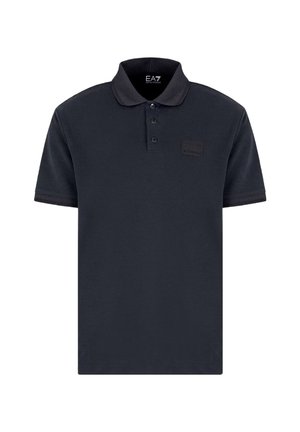 Polo shirt blu navy in cotone liscio con patta a tre bottoni, maniche corte e una toppa a logo tono su tono sul petto.