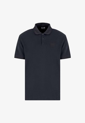 Polo shirt blu navy in cotone liscio con patta a tre bottoni, maniche corte e una toppa a logo tono su tono sul petto.