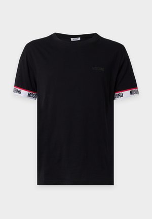 T-shirt preta de manga curta com acabamento branco e vermelho nas mangas, com texto repetido "MOSCHINO" e pequeno logótipo "MOSCHINO ACTIVE" no peito.