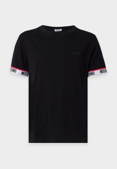 T-shirt noir à manches courtes avec une bordure blanche et rouge aux manches, présentant un texte répété "MOSCHINO" et un petit logo "MOSCHINO ACTIVE" sur la poitrine.