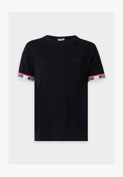 T-shirt noir à manches courtes avec une bordure blanche et rouge aux manches, présentant un texte répété "MOSCHINO" et un petit logo "MOSCHINO ACTIVE" sur la poitrine.