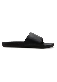 Sort glidesandal med en glat læderrem, åben tå-design og flad gummisål. Har præget logo på siden.