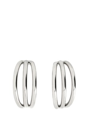 Par de pendientes de plata pulida con un diseño moderno de doble banda abierta sobre un fondo blanco.