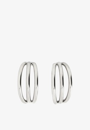 Para wypolerowanych srebrnych kolczyków o nowoczesnym, otwartym podwójnym designie na białym tle.