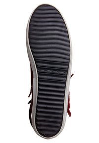 Rubberen schoenzool met diepe horizontale groeven; lichtgrijze rand die contrasteert met het donkere, gestructureerde zwarte oppervlak. Bevat een versterkt teenstuk.