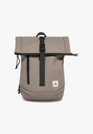 Taupefarbener Rolltop-Rucksack mit schwarzer Schnalle, Reißverschlüssen und Mustang-Logo-Patch auf der Fronttasche vor weißem Hintergrund.