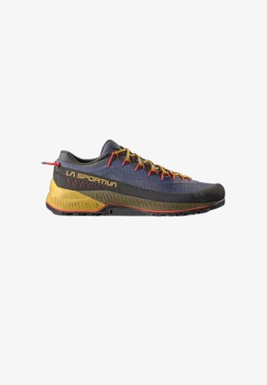 La Sportiva Outdoor-Schuh in Grau mit gelben und roten Akzenten. Verfügt über ein strukturiertes Obermaterial und eine robuste Sohle für besseren Grip und Stabilität.