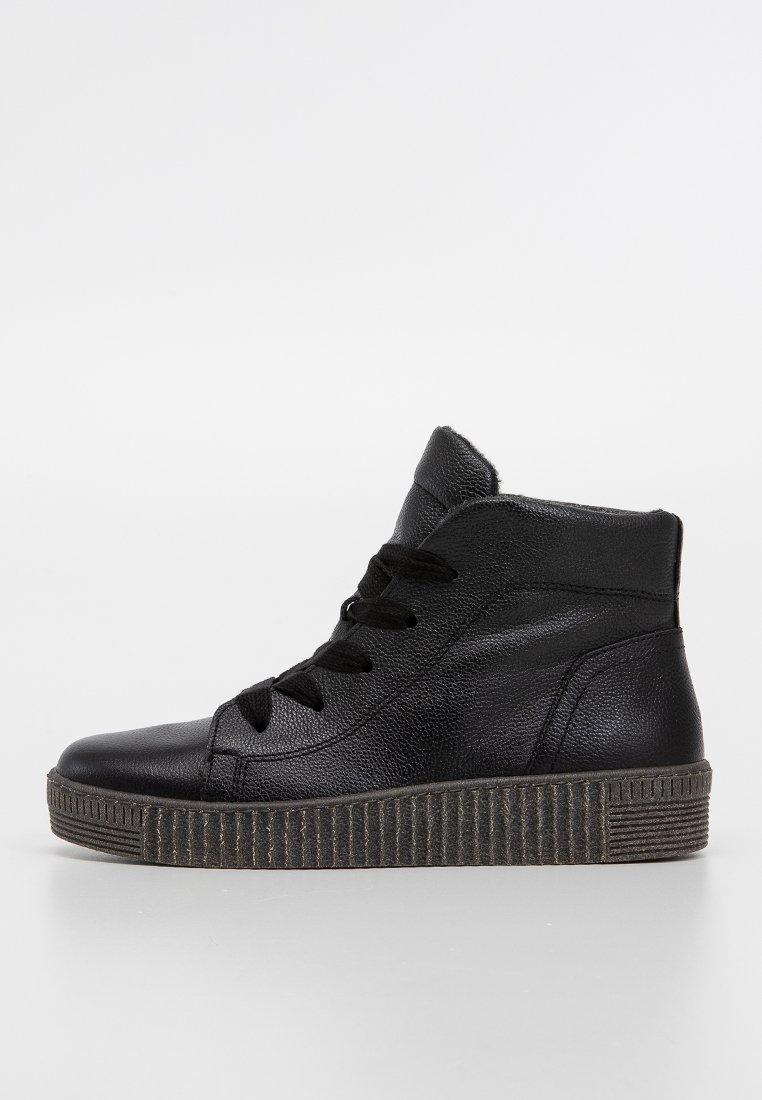 Sneaker montante en cuir noir avec semelle en caoutchouc texturée et lacets noirs, sur fond blanc uni.