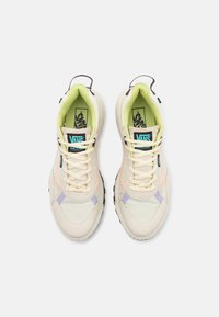 Sneakers med en beige och pastellfärgad färgskala. Texturerat mesh och lädermaterial, med en vadderad krage och kontrasterande snören.