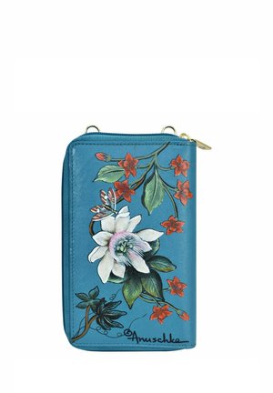 Blauwe ritsportemonnee met een bloemenontwerp, inclusief een witte bloem en rode bloesems. Gemaakt van leer met gouden hardware en verfijnde details.