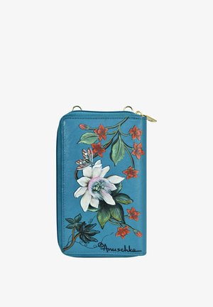 Blauer Reißverschluss-Wallet mit floralem Design, das eine weiße Blume und rote Blüten zeigt. Aus Leder gefertigt, mit goldfarbener Hardware und filigranen Details.