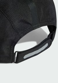 Czarna czapka z eleganckim wzorem z tkaniny, teksturowanym materiałem, regulowanym paskiem oraz odblaskowymi detalami z tyłu dla lepszej widoczności.