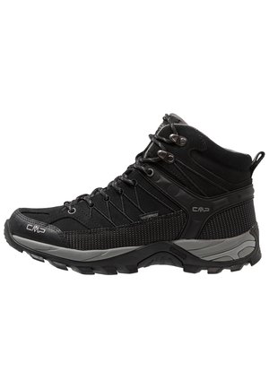 Bota de senderismo negra e impermeable con un upper texturizado, diseño de cordones, cuello acolchado y acentos con patrones en los laterales y la suela.