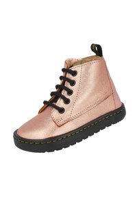 Botín metálico rosa dorado con cordones negros y suela negra en contraste. Presenta un acabado texturizado y una tira en la parte trasera para facilitar el calce.