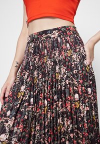 Scotch & Soda PLEATED PRINTED SKIRT - Saia evasé - meadow deep raspberry