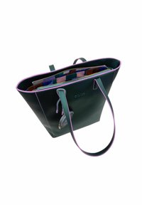 Sac fourre-tout en cuir vert avec des bordures violettes, deux poignées et une pochette zippée. L'intérieur présente une doublure à motifs multicolores.