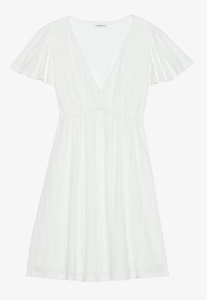 Vit klänning med djup V-ringning, fjärilsärmar och ett strukturerat mönster. Kjolen är flowy och når mitt på vaden, med ett figurnära midja.