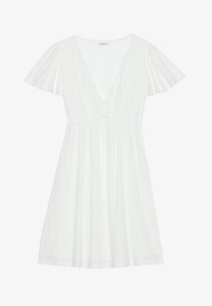 Biała sukienka z głębokim dekoltem w kształcie litery V, lekko opadającymi rękawami i fakturowanym wzorem. Spódnica jest zwiewna, sięgająca do połowy łydki, z dopasowanym wcięciem w talii.