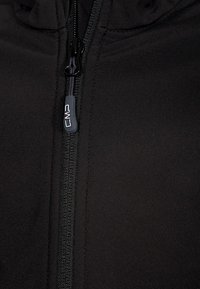 Schwarze Jacke mit einem geschlossenen schwarzen Reißverschluss, der einen kleinen rechteckigen Ziehgriff mit weißem und rotem "CMP"-Logo aufweist.