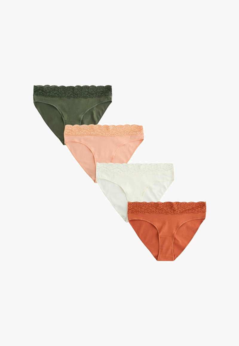 Quatre culottes bikini pour femmes ornées de dentelle, en vert foncé, pêche, blanc et rouille, disposées en diagonale sur un fond blanc.